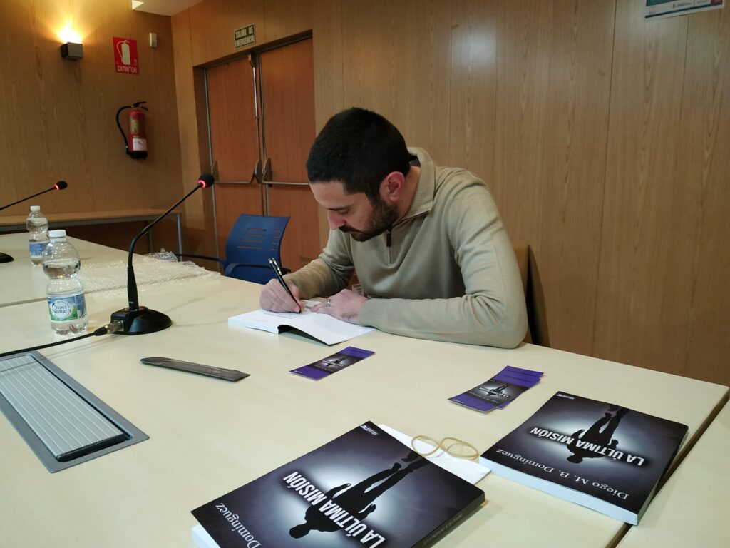 FOTOGRAFÍAS DE LA PRESENTACIÓN DE «LA ÚLTIMA MISIÓN» EN LA Biblioteca Municipal de Ciempozuelos